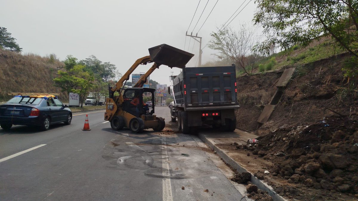 Los equipos de @FOVIALITO se mantienen desplegados a escala nacional para realizar actividades de limpieza preventiva. Hoy se encuentran en la ruta hacia carretera de Oro.