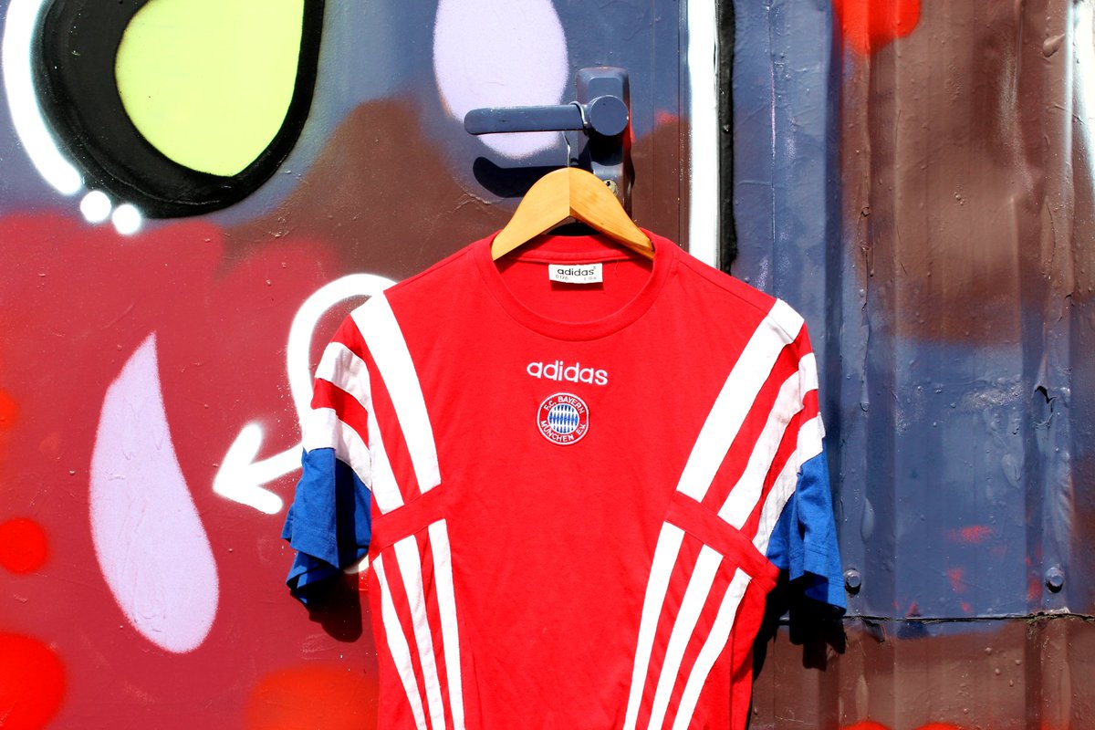 Bayern Munich 1995/96 training shirt by Adidas🇩🇪

A little small for my own collection but super smart mid 90s training shirt available next month💥

#bayernmunich #footballshirt #photography #bayern