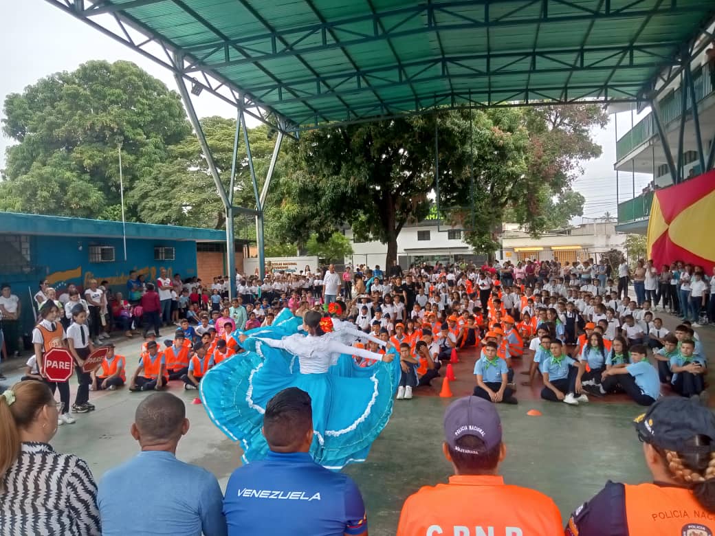 Hoy juramentamos las Brigadas de Convivencia y Paz - Patrullas Escolares en la UENB  Rafael Briceño Ortega del Municipio José  Ángel Lamas. 

¡En Aragua La Educación Reverdece! 

#VenezuelaSeCrece 
<a href="/NicolasMaduro/">Nicolás Maduro</a> 
<a href="/_LaAvanzadora/">Yelitze Santaella</a> 
@MPPEDUCACION 
<a href="/Soykarinacarpio/">Karina Carpio</a> 
<a href="/CDCEAragua/">CDCE ARAGUA</a>