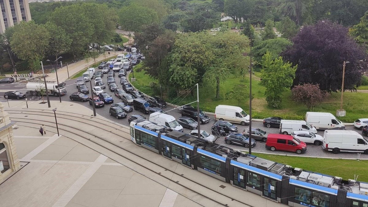 Embouteillages à Paris : le prolongement du tram T3b provoque « une congestion inédite » porte Dauphine ➡️ l.leparisien.fr/o4a1