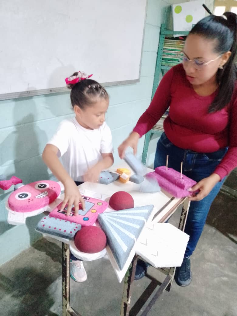 salasimonplanas's tweet photo. #21May HERMOSOS JUEGOS DIDÁCTICOS DE FIGURAS GEOMÉTRICAS, POR NUESTROS ESCOLARES DE 1ER GRADO DE LA EB PROF. OTILIO GALLARDO!
#VenezuelaSeCrece
@NicolasMaduro
@MPPEDUCACION
@_LaAvanzadora
@cdcelara  
@EleamerAbdala 
@au https://t.co/BLODfEy8Sk