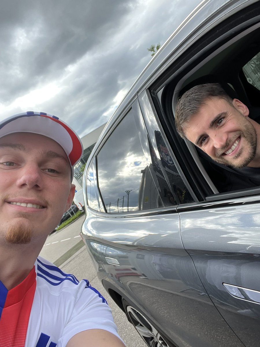 fabOL69's tweet photo. Merci les gars ! 🔥🔴🔵 @OL https://t.co/00NLMZzcsR