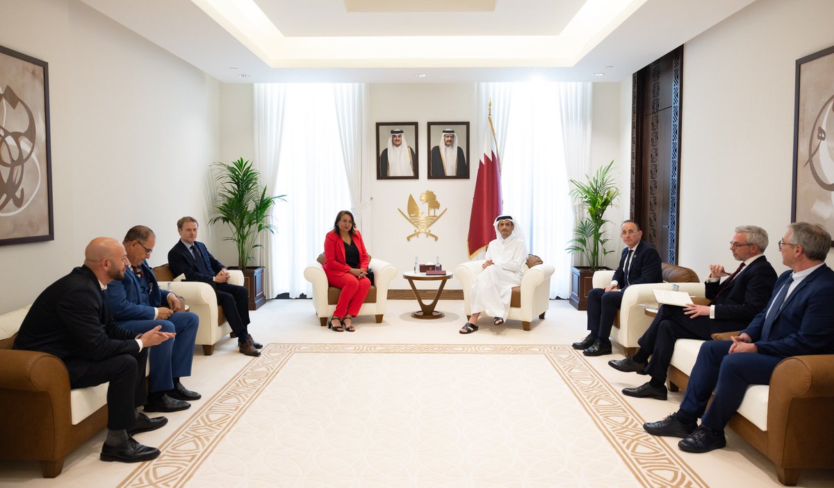 🇫🇷🇶🇦| معالي <a href="/MBA_AlThani_/">محمد بن عبدالرحمن</a> رئيس مجلس الوزراء وزير الخارجية يناقش مع وفد من أعضاء البرلمان الفرنسي آخر تطورات الأوضاع في #غزة 🇵🇸 والأراضي الفلسطينية المحتلة 

وذلك خلال استقباله لهم بمناسبة زيارتهم للبلاد، كما تمّ استعراض علاقات التعاون بين البلدين وسبل تطويرها

#نديب_قطر | #قطر 🇶🇦