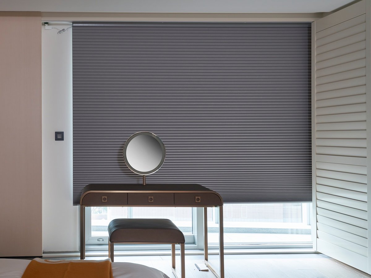 Welcome the sunny days of May with our sleek #RollerShades! 

Perfect for controlling light and adding a touch of elegance to any room.

Visit #BlindsBros for your free consultation and discover how we can transform your space! 🌞🏠