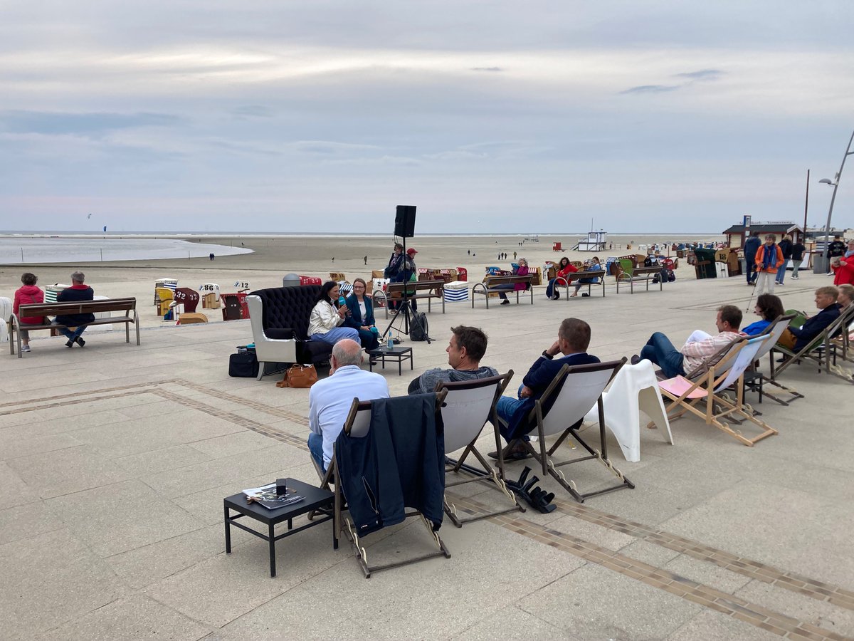 Wetter und Klima auf #Borkum? Auch ein Thema des Gesprächs auf dem Schwarzen Sofa am Strand. Eingeladen zu diesem Strandevent hat die Bundestagsabgeordnete @gittaconnemann die Präsidentin des DWD Sarah Jones (rechts). /kis