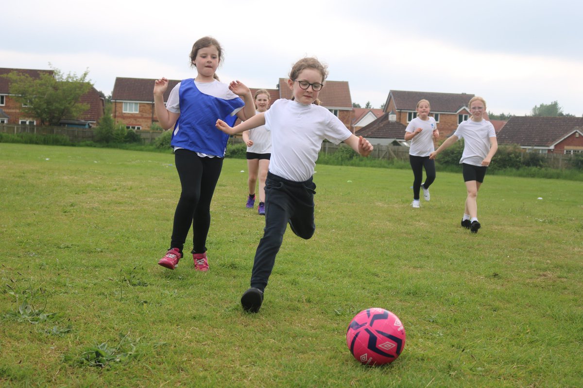 This afternoon, we headed to @mountpljuniors in Market Weighton for our #PLPrimaryStars Girls Football after school club! ⚽
 
The session had a great turnout, featuring an hour of fantastic matches with excellent teamwork and smiles all around! 😃

👉 shorturl.at/rypd0