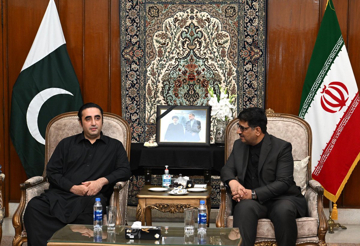 AftabAKhoso786's tweet photo. چیئرمین پاکستان پیپلزپارٹی بلاول بھٹو زرداری اور بی بی آصفہ بھٹو زرداری وزیرِاعلیٰ سید مراد علی شاہ کی ایران کے سفارت خانے آمد ایرانی قونصل جنرل حسن نورین کے ساتھ اظہارِ تعزیت و فاتحہ خوانی کی۔
❤️🖤💚
@BBhuttoZardari @AseefaBZ 
@MuradAliShahPPP @Bhuttoiest https://t.co/2pzvgDyH15