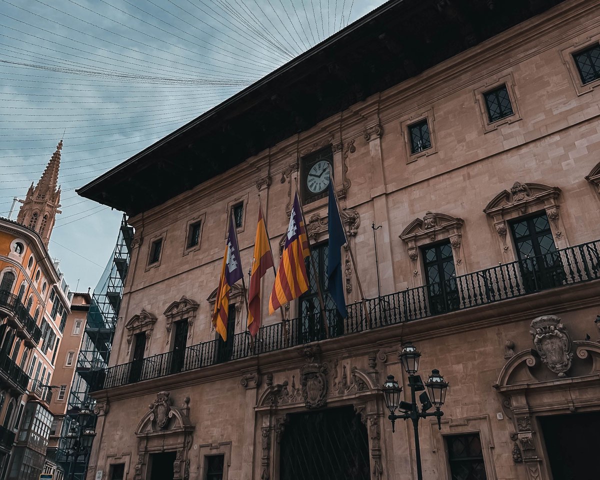 📸 Step into the heart of Palma's town center and be transported to a world of elegance and charm, where historic buildings stand tall as testaments to the city's rich heritage. #photography #travelphotography #outdoors #palma #spain