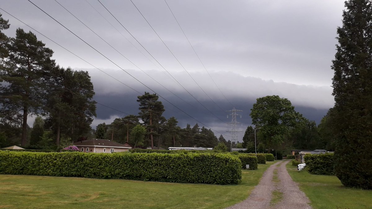 ⛈️ Indrukwekkende arcus trekt nu over het zuidelijke deel van Nederland heen. Ook bij teamlid Matthijs is de arcus te zien in Beekbergen, Gelderland 

Volg het onweer op art-of-thunders.nl/neerslagradar/

#onweer 
#arcus