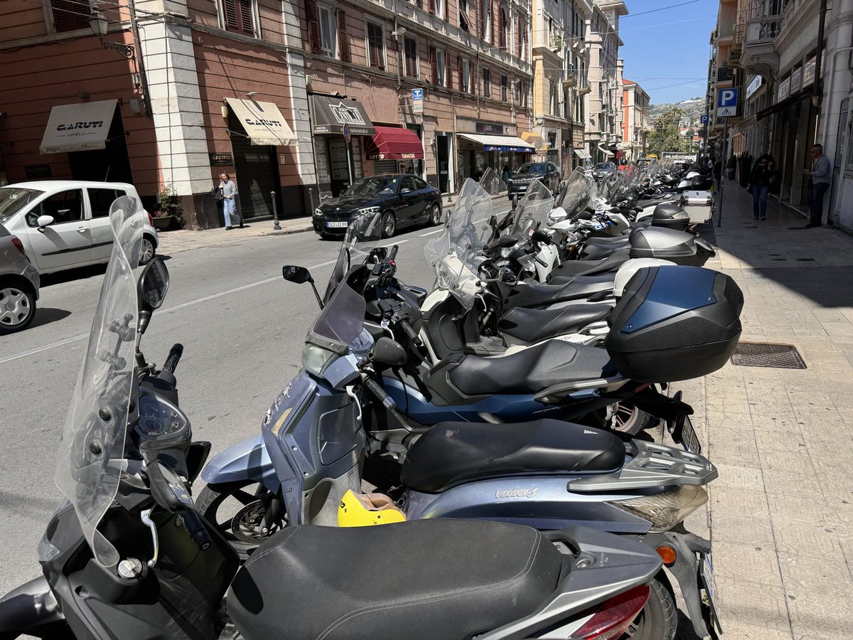 Italy = soooo maaaany scootersssss! Also, cannolis. 😊