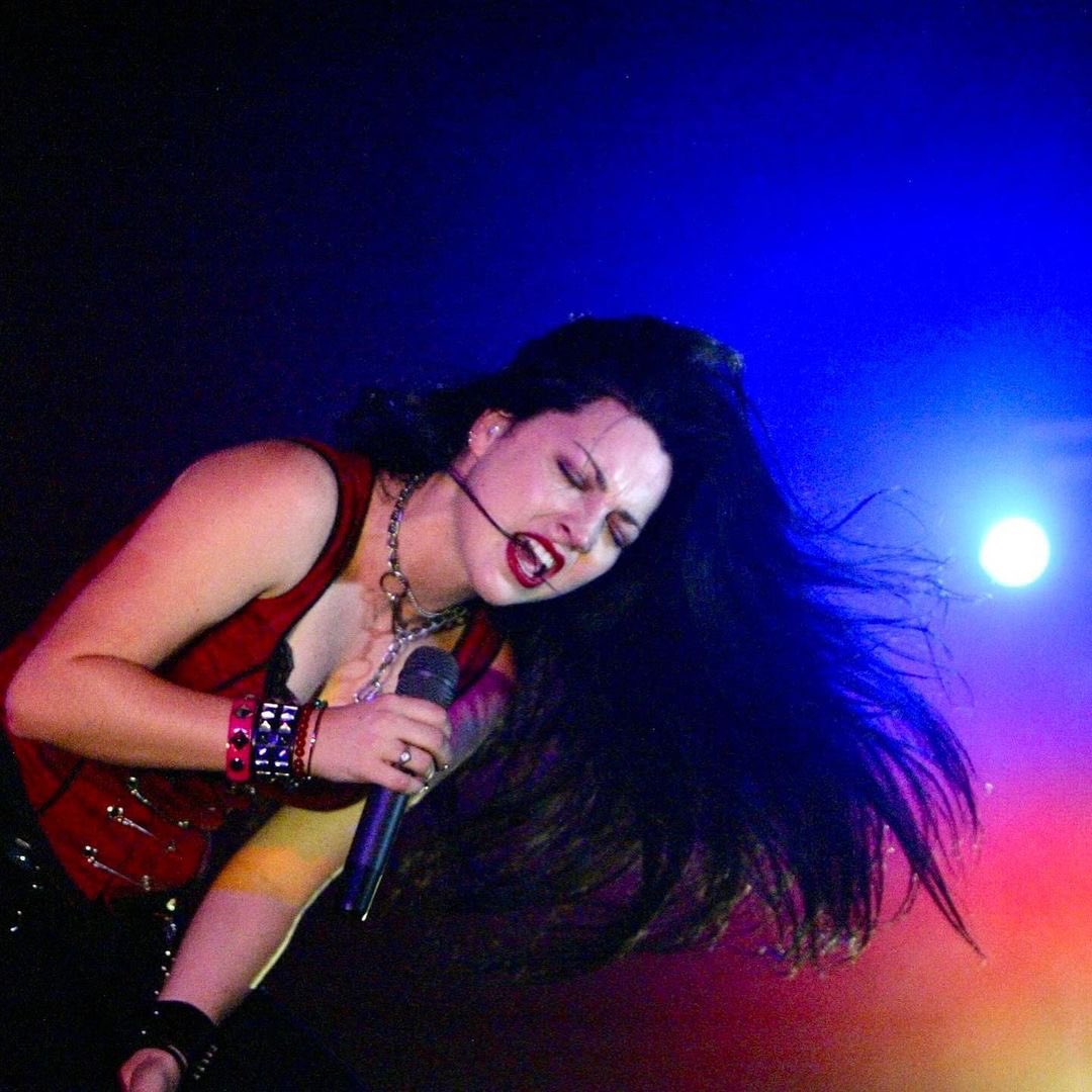 Amy Lee at @TargetCenterMN, Minneapolis in 2004! ✨ 📸: David Sherman #oldpic #evanescence #amylee