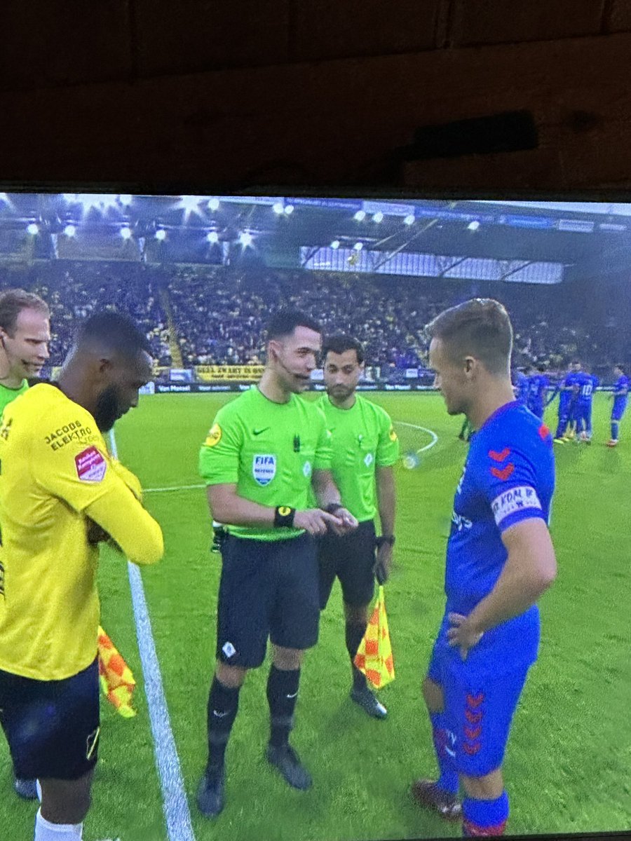 Lekker begaaien op de bank gas geven emmen 👊🏻