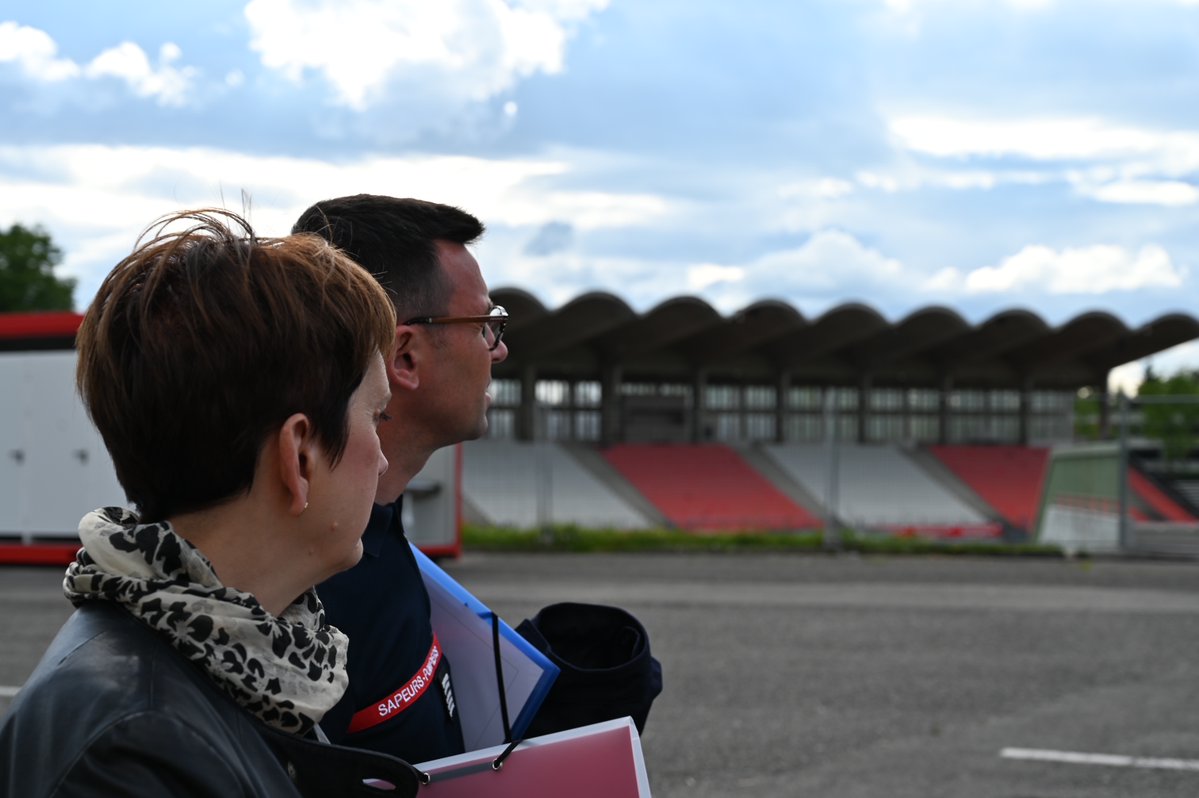 Fin de l'exercice de sécurité civile au Parc des Sports d'Annecy. La directrice de cabinet du @Prefet74 est venue remercier l'ensemble des acteurs ayant permis la bonne coopération inter-services indispensable à toute situation de crise.