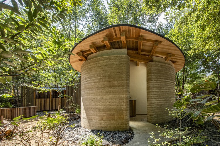 A structure made of rammed earth and wood materialdistrict.com/article/a-stru… Photos: Takeshi Noguchi #materialinspiration #rammedearth #ns10 #toiletowa #tonomiraiarchitects #materialdistrict #wood #architecture #earth #soil