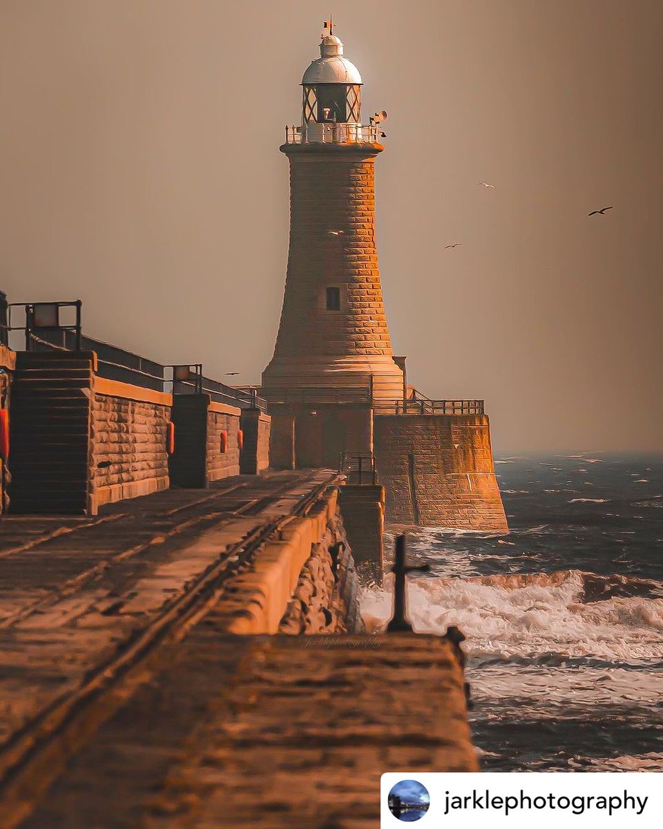 Do you have a favourite sunrise spot? 📍Tynemouth Lighthouse. instagram.com/p/C6iV_jvIJBs/…