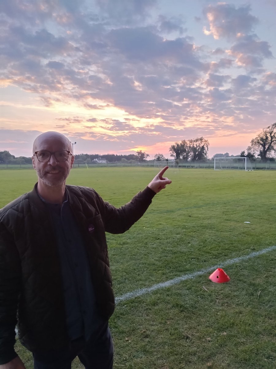 I visited John Hyland Park in Baldonnel, home of @StFrancisFC ⚽ , and received a tour from @DavidJBergin and Vincent Teeling. An impressive set up with a full size all weather floodlit pitch, 7-a-side all weather training pitch, members gym, coffee truck and fabulous sunsets!