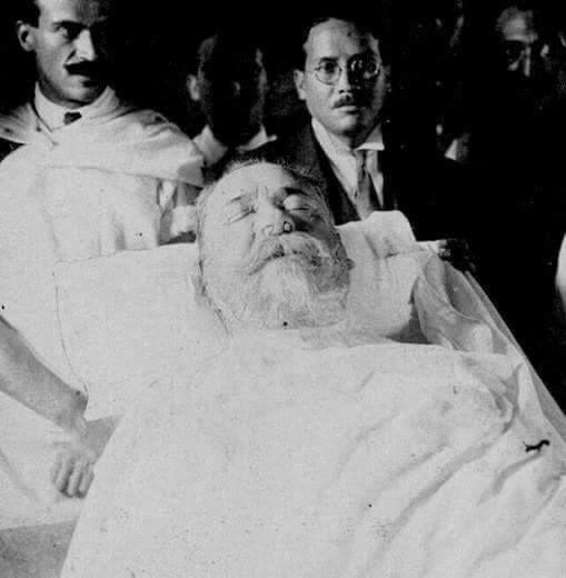 Cuauhtemoc_1521's tweet photo. #efemérides
El 21 de mayo de 1920 es asesinado el líder constitucionalista, el presidente Venustiano Carranza cuando escapaba hacia Veracruz. El asesinato se realizó en la población de Tlaxcalantongo #Puebla. Sería asesinado mientras dormía en un modesto jacal. Carranza buscaba refugiarse en Veracruz ante la proclamación del Plan de Agua Prieta encabezado por Álvarado Obregón y Plutarco Elías Calles. La razón? Pues el primero hizo su berrinche por no ser el candidato oficial para la presidencia. Por lo tanto, se alzó en armas y mandó perseguir a su antiguo patrón