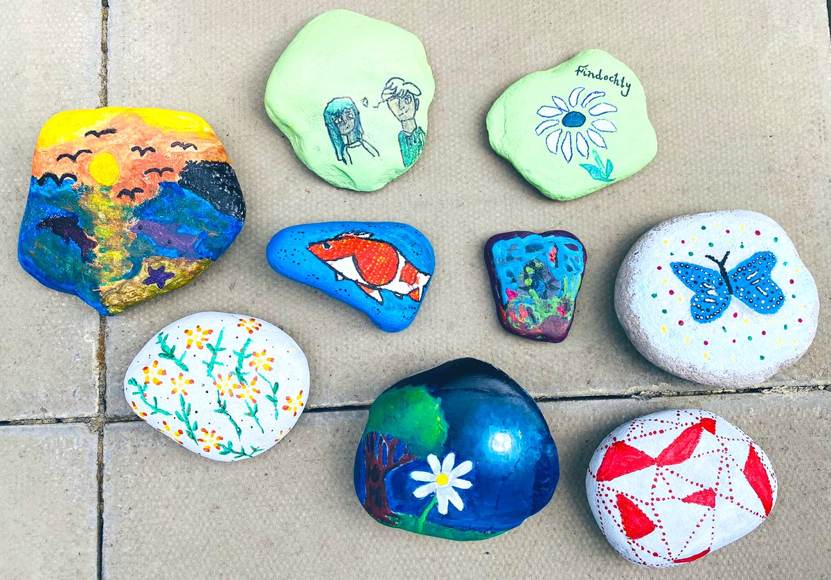 design_ehs's tweet image. Another great Activities day in the art department! Had so much fun painting stones, making cyanotypes, doing some photography and some scraper foil art! A very full and rewarding day 🖼️ 🎨 🌟