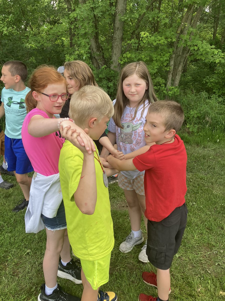 schroyer_amanda's tweet photo. Human Knot activity 🪢 #teamwork @Raymond_Elem @MarysvilleEVSD https://t.co/Xz2fpBsM3j