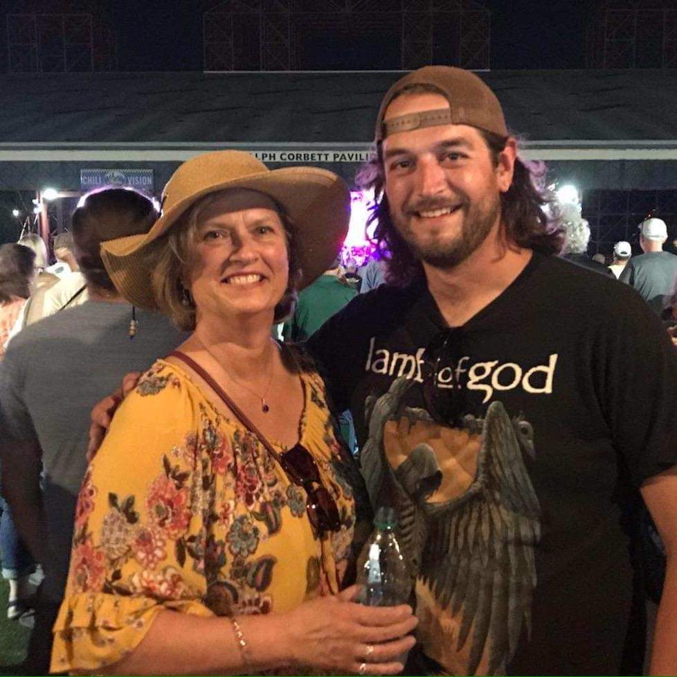 Eric7String's tweet image. It's been a year, and not a day goes by that I dont miss you like crazy and wish I could hear your voice. Love you forever and always Mom ❤️