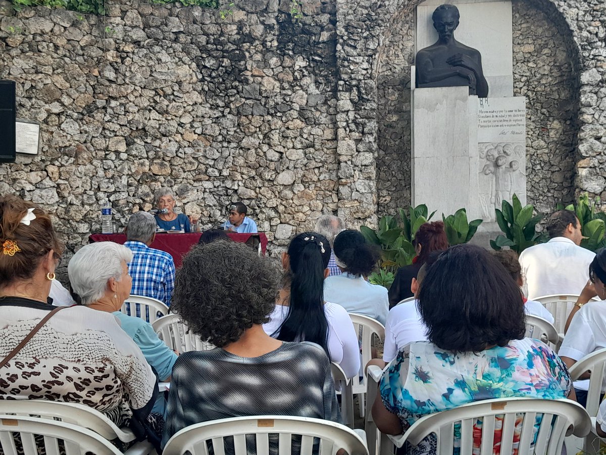 La Fragua Martiana, sitio extraordinario de nuestra ciudad #LaHabanaViveEnMí Esta mañana, @YusuamOrtega y la querida Doctora 'Paquita', Francisca López Civeira, honrando estas fechas de '19 y también mayo'.