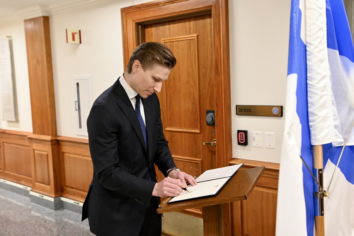 DefenceFinland's tweet photo. Puolustusministeri @anttihakkanen tapasi tänään Yhdysvaltain puolustusministerin Lloyd Austinin Washingtonissa.
 
Ministerit keskustelivat mm.
🔹 ajankohtaisista turvallisuuskysymyksistä
🔹 Natossa sekä kahdenvälisesti tehtävästä puolustusyhteistyöstä

🇫🇮🤝🇺🇸

📸: @FinlandinUSA https://t.co/ZEu9wybbGX