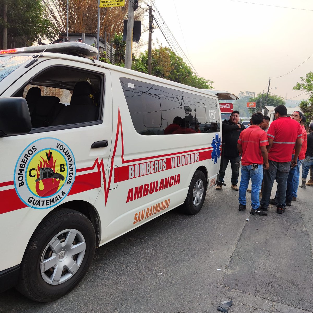 Caserio Lo de Guerrero, San Raymundo, se originó accidente de tránsito. Bomberos Voluntarios de la 115 Cía. auxiliaron a los tripulantes, trasladando a uno de ellos, al centro asistencial. #CVBalServicio