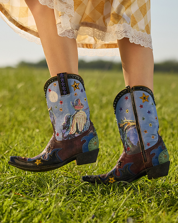 Boot scoot'n boogie – these boots will have you dancing till dawn!
.⁠
.⁠
.⁠
📸: @mitchellfranz⁠
#doubledranch #doubledaddiction #ddranchwear #springfashion #RanchRomance #western #ootd #westernwear #linelaunch #summerfashion #cowboyboots