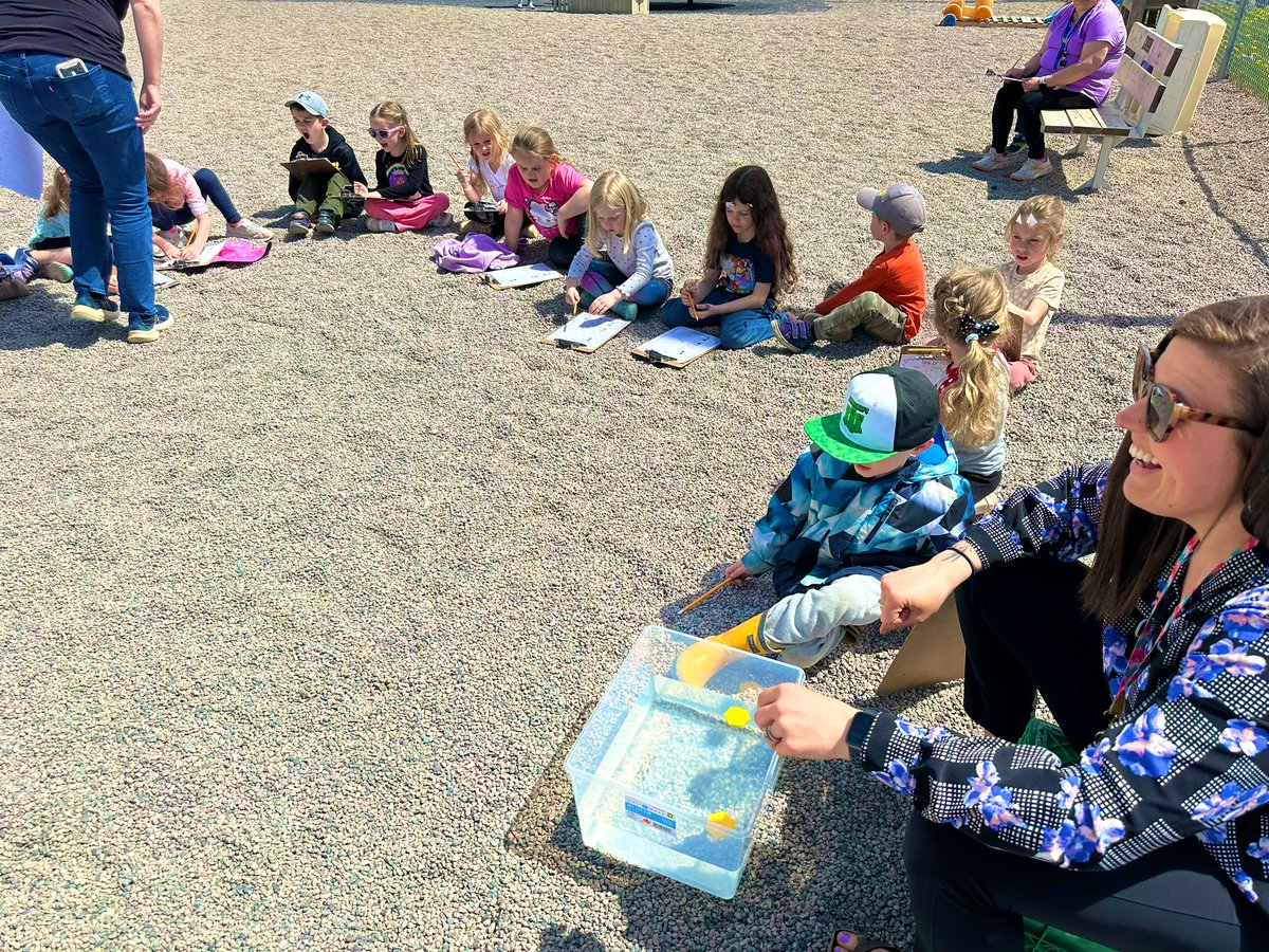 What better way to explore things that float or sink than in our playground! It was to nice not to take our science fun outside today! @AdmiralsAcad_NL