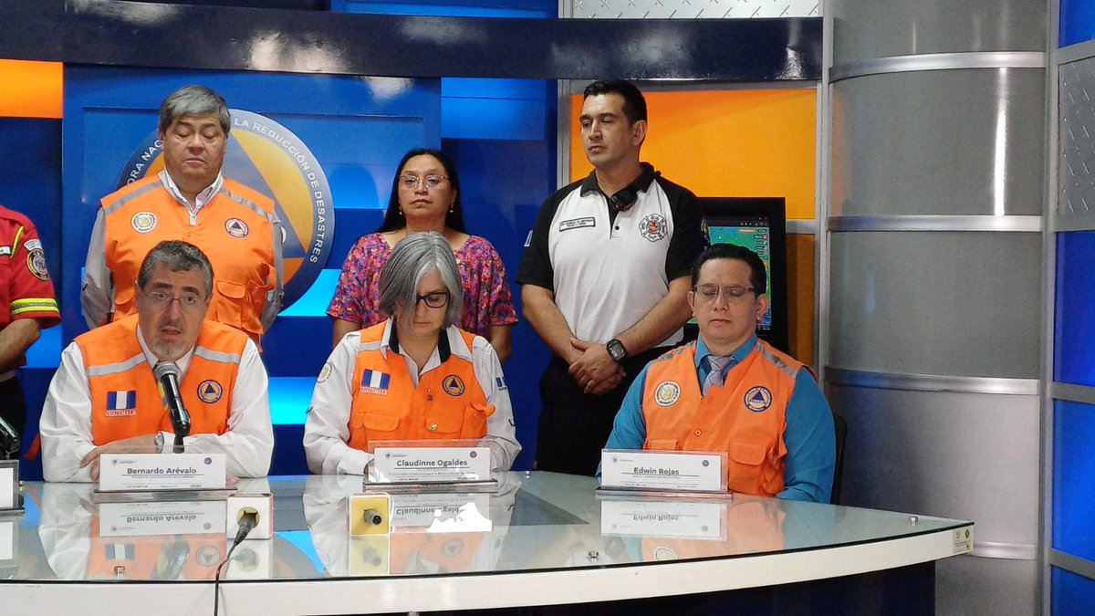 Se realizó una conferencia de prensa interinstitucional, en las instalaciones de la Conred, en donde estuvo presente el tercer comandante en funciones, Edgar Sáenz. En la actividad el presidente Bernardo Arévalo dio detalles sobre los incendios forestales actualmente activos.