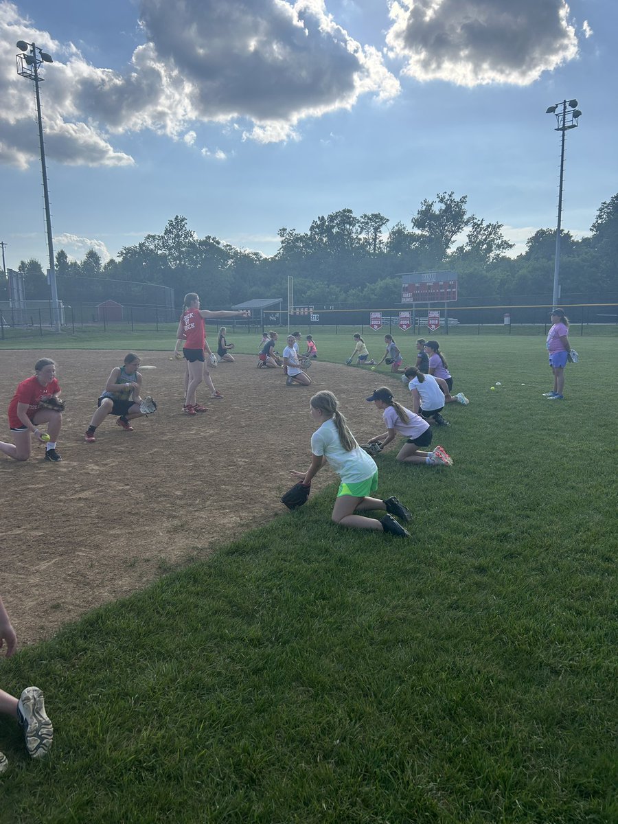 ozzyosborne25's tweet photo. 💎 Colonels took a little break from the grind to give back. Had some guests come out from the 10u Long Horn organization and the girls ran a practice for them. #futurecolonels #getbetterbebetter https://t.co/fsPj66i18g