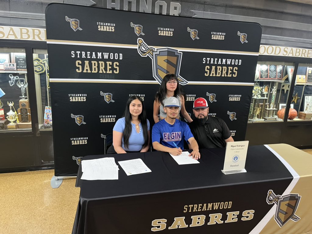 Signing day!

Congrats to our 4 seniors signed on to play at the next level!

Antonio Alanis- Elgin Community College
Charlie Cole- Bunker Hill Community College
Chris Cole- Augustana College
Miguel Rodriguez- Elgin Community College