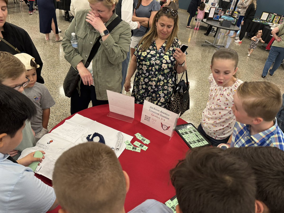 And this special @Jackson_Ave day ends at #MineolaProud @MineolaUFSD! So much fun sharing our coding, gardening, circuits, Ted talks and genius hour projects with families tonight! All of our #JaBrave learners were amazing!