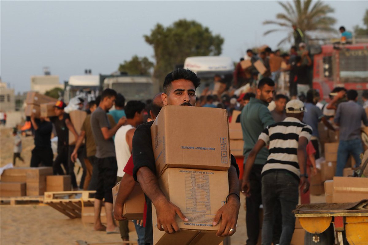 Soldaten tippen groepen die hulpvrachtwagens Gaza plunderen rtl.nl/nieuws/artikel…