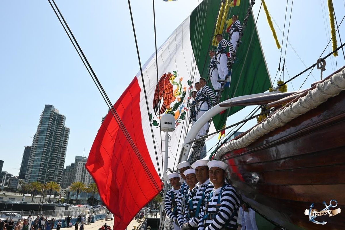 #AlMomento Nuestro Embajador y Caballero de los Mares zarpa de #SanDiego rumbo a Honolulú, llevando con orgullo nuestra Bandera Nacional y el mensaje de paz y buena voluntad de los mexicanos. #BuenaMar