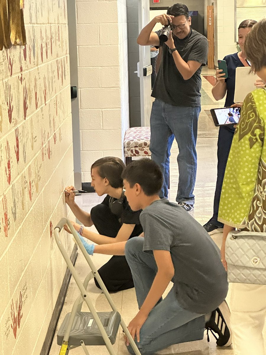 AmyStump6's tweet photo. JJ Daniell was so proud to add 11 more handprints to the Wall of Honor today!  All As in 6, 7, &amp; 8 grades!! @JJ_DaniellMS @CobbSchools https://t.co/yMd36Fk9eP