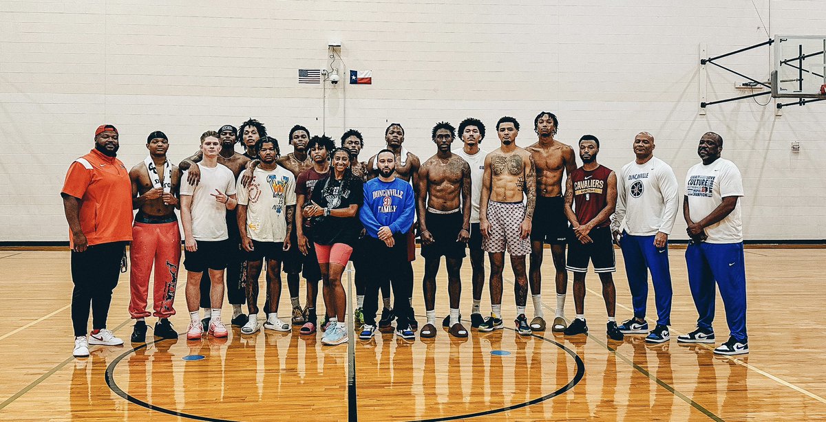 Duncanville Alumni Runs going crazy today. Champs IN THE building 😎🏆🏀❤️ @DuncanvilleBB @DavidPeavy20