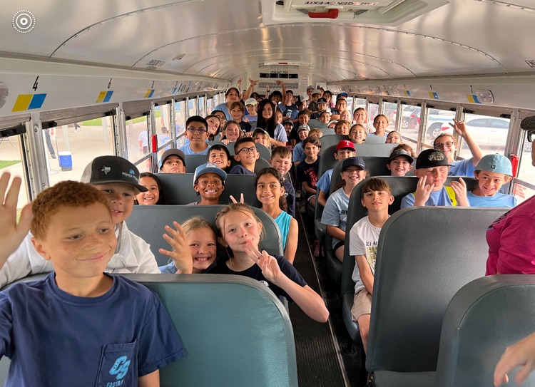 ChinaSpringES's tweet photo. Elementary bus ride to a field trip ~ Iconic https://t.co/xkMHl0I6Ch
