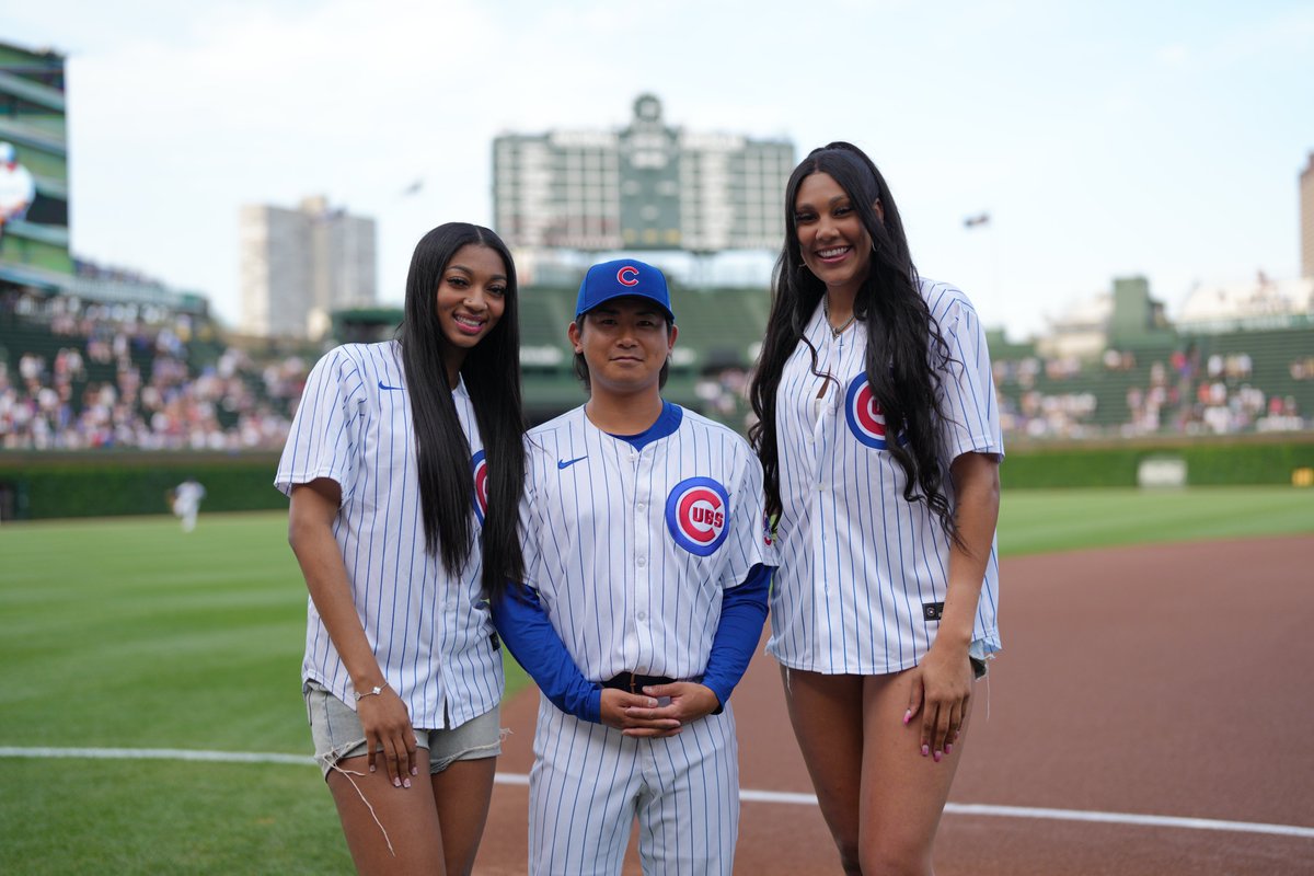 Cubs's tweet photo. The 👑 are in the building! https://t.co/B1WuSxjkUf