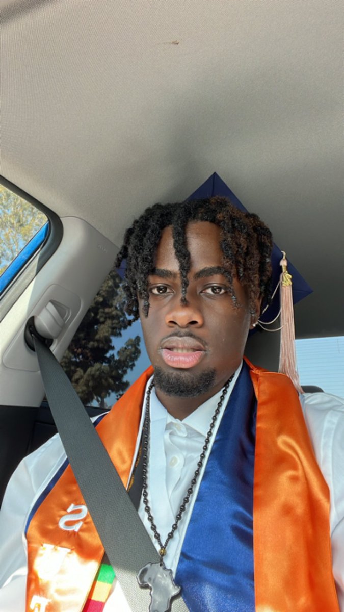 🎓