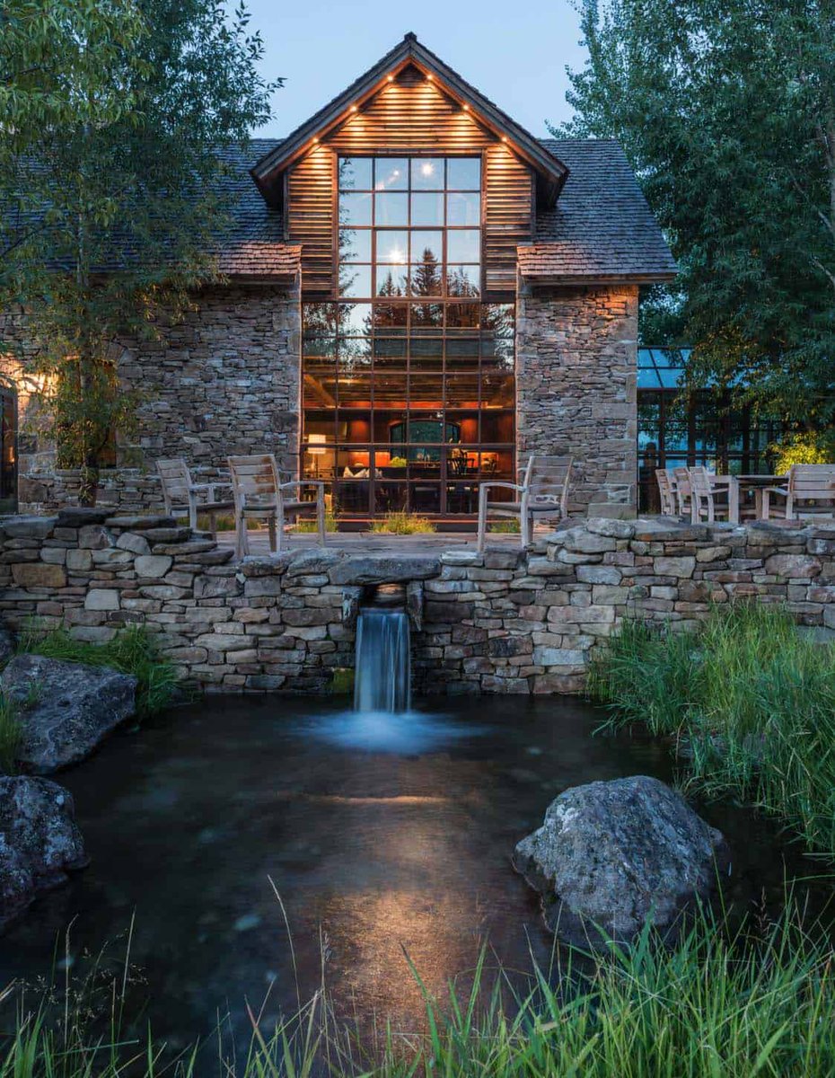 Rustic stone and timber dwelling overlooking the Grand Tetons onekindesign.com/2017/10/26/rus…
