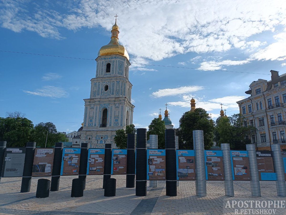 У центрі Києва відкрили виставку до другої річниці оборони Маріуполя Фоторепортаж: apostrophe.ua/ua/news/kyiv/2…