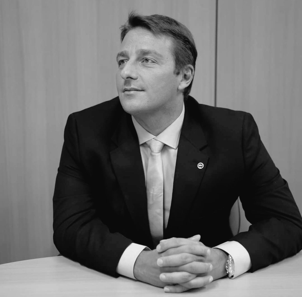 Hoje o o movimento LGBTI+ brasileiro perde um gigante.
Eliseu Neto foi o responsável pela iniciativa da Criminalização da LGBTIfobia no Brasil, que nos possibilitou lutar ladeados nessa conquista. 
Fará muita falta seu coração que não cabia no peito de tão grande. 
#EliseuVive