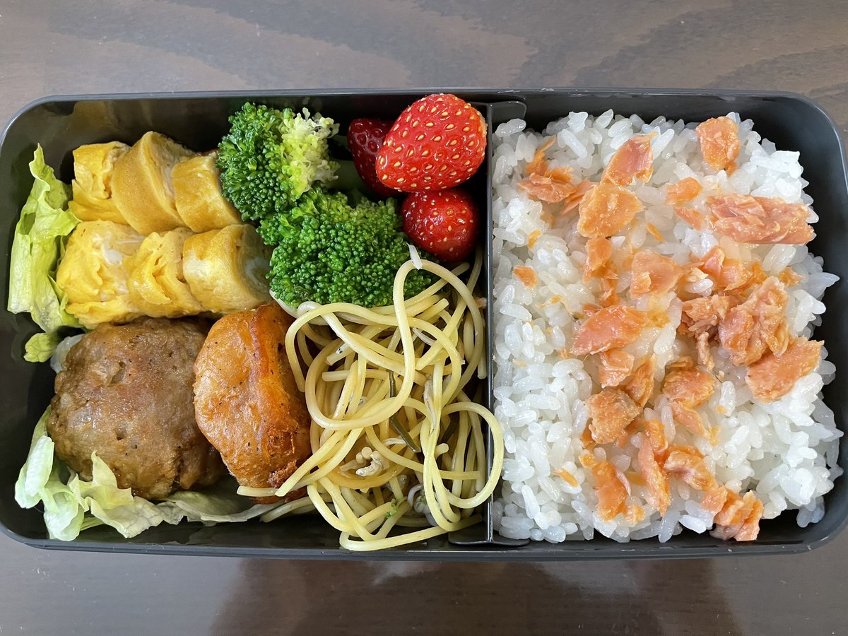 結婚して初めて、いや、社会人になって初めてのお弁当。ずっと社食だったからね。愛妻弁当です。最初で最後と思われます。これからは自分で作ります。