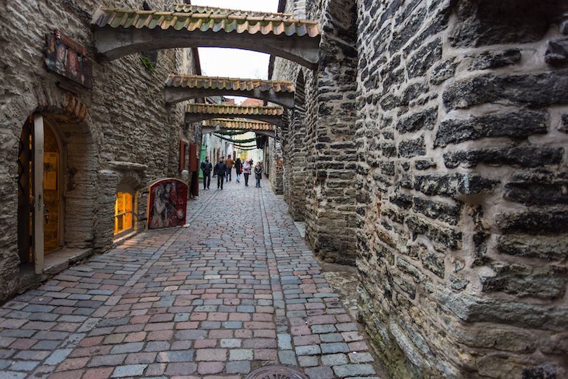 St. Catherine’s Passage is a small yet scenic alley that is magical to wander along. Named after the old church which it runs alongside, the cobbled passageway is lined by lots of #marvelous medieval buildings and connects Vene to Muurivahe street. -SAVEATRAIN.COM