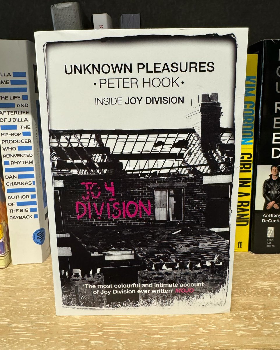 EN STOCK! 'Unknown Pleasure' de @peterhook

El bajista de Joy Division narra la historia de una de las bandas con mayor influencia y que definió el sonido de una generación.

ORDENA AQUI ⬇️
lasdunasrecords.com/products/unkno…