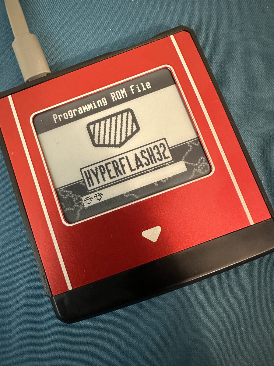 UnicityPoint's tweet image. Awesome new piece of retro tech came in the mail 😍 a Hyperflash32, a multi game flash cart for the Nintendo Virtual Boy with an eInk display that doubles as a menu and label