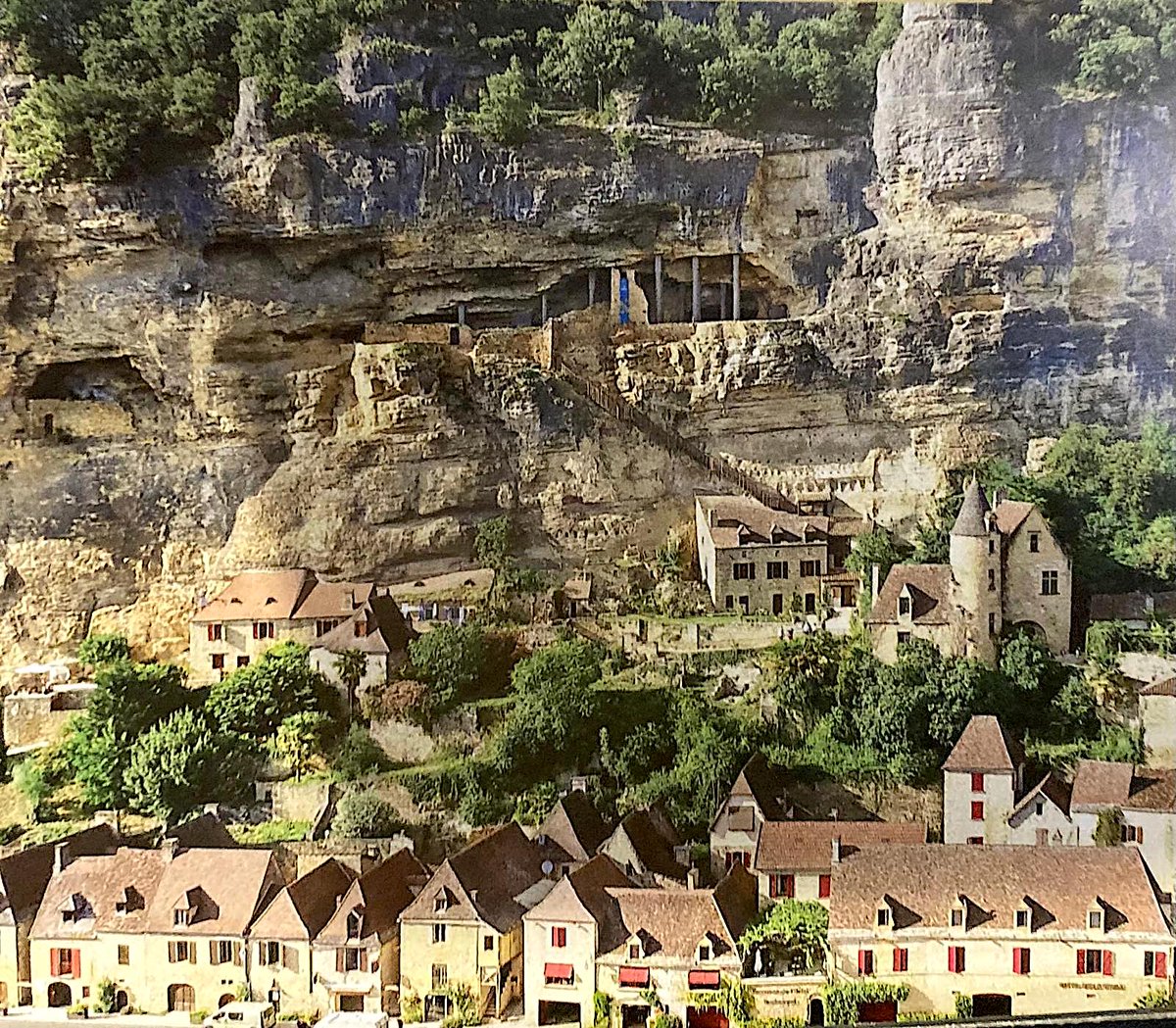 focusonparis's tweet photo. Travel Tuesday: an inspiring trip to the magnificent #Dordogne #LaRocheGageac #regionsoffrance #travel #labellefrance https://t.co/tM7KCuBjt5