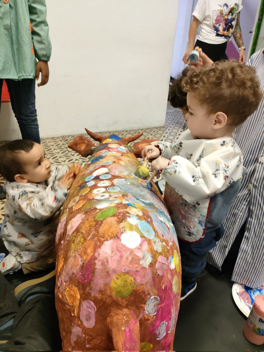 MDPBailen's tweet photo. Els petits Estels, amb l'ajuda dels companys de 5è han creat la seva vaca a l'estil de la Karla Gerard! Tots i totes han gaudit d'una tarda ben divertida i plena de colors i és que compartit, tot és més divertit! 
El Cow Parade ja comença a prendre forma...
#mdpbailen https://t.co/ik7Px5JUWo
