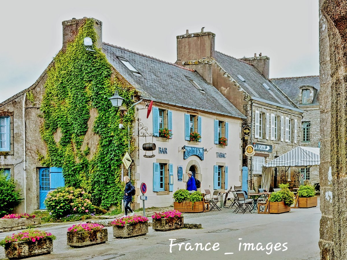 A Bar 🍸 in the village of #Locronan in #Brittany 

#France 🇨🇵 #travel our #PhotoofTheDay buff.ly/3Qz0kpz